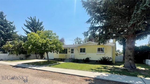 view of front of home featuring a front lawn