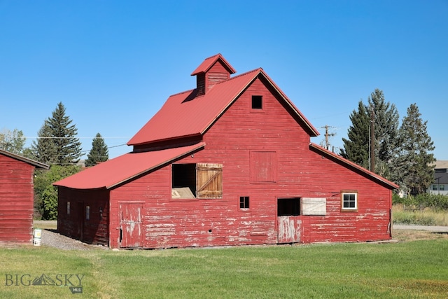 view of side of home featuring a yard