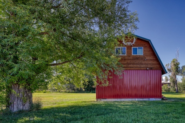 view of yard with an outbuilding