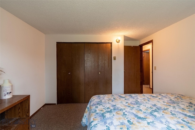 bedroom with a textured ceiling, carpet flooring, and a closet