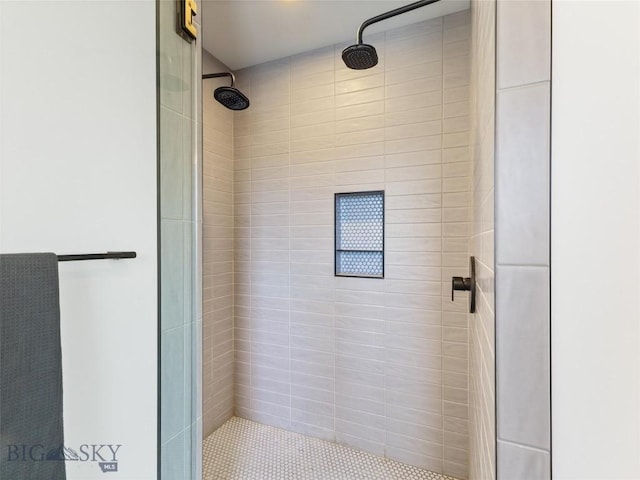 bathroom featuring a tile shower