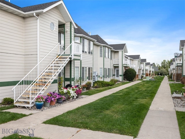 view of property's community featuring a yard