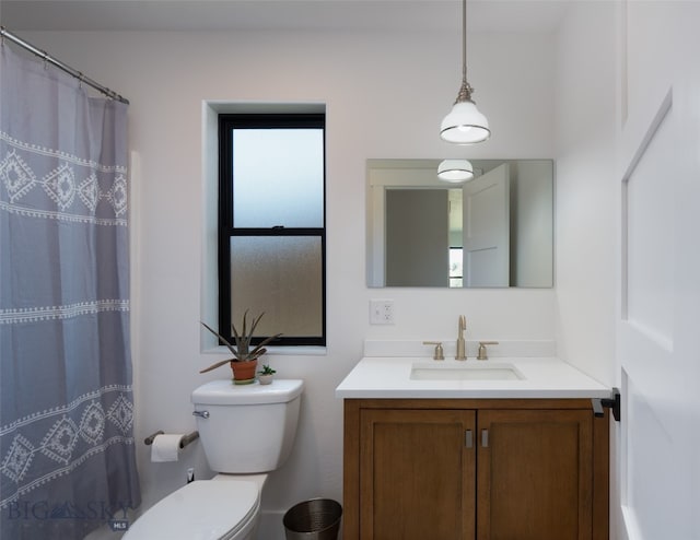 bathroom with toilet, a shower with shower curtain, and vanity