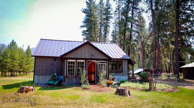 view of front of property with a front lawn and an outbuilding