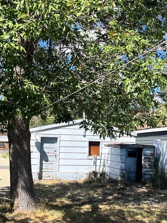 view of outdoor structure with an outbuilding