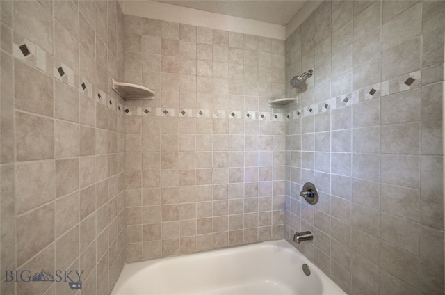 bathroom featuring tiled shower / bath combo