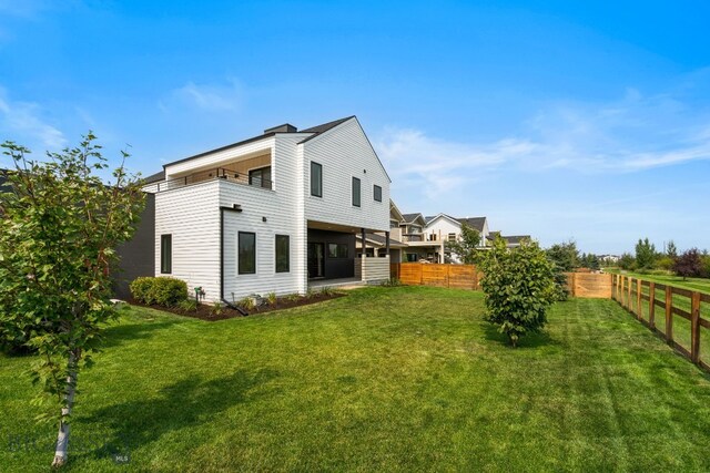 back of house featuring a lawn