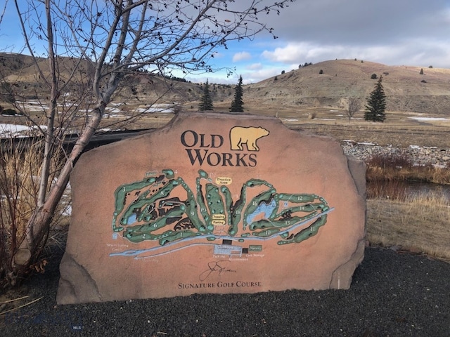 community / neighborhood sign with a mountain view