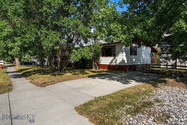 view of front of property featuring a front yard