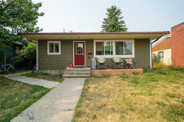 bungalow featuring a front yard