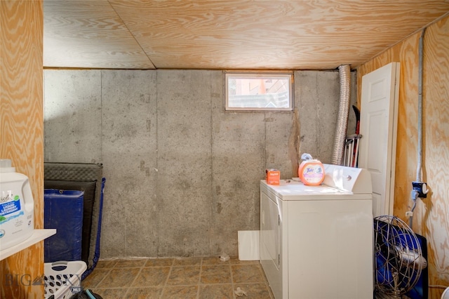 laundry area featuring wooden ceiling and independent washer and dryer