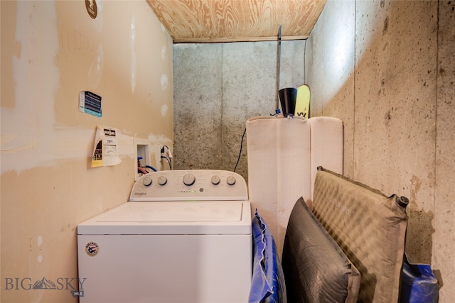 laundry room with washer / dryer