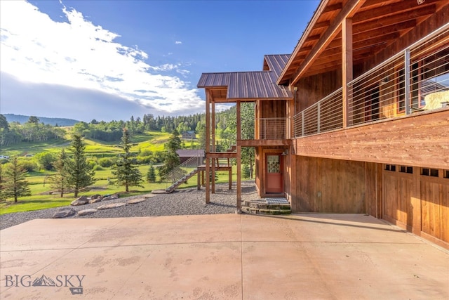 exterior space featuring an outbuilding