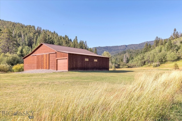 view of yard featuring a mountain view and an outdoor structure