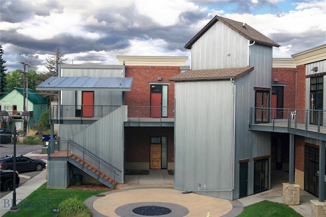 exterior space featuring a balcony