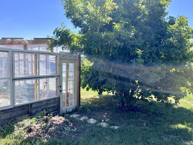 view of yard featuring an outdoor structure