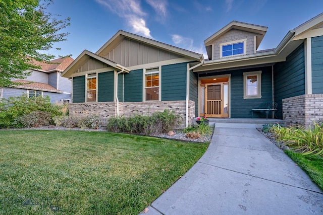 view of front of property featuring a front lawn