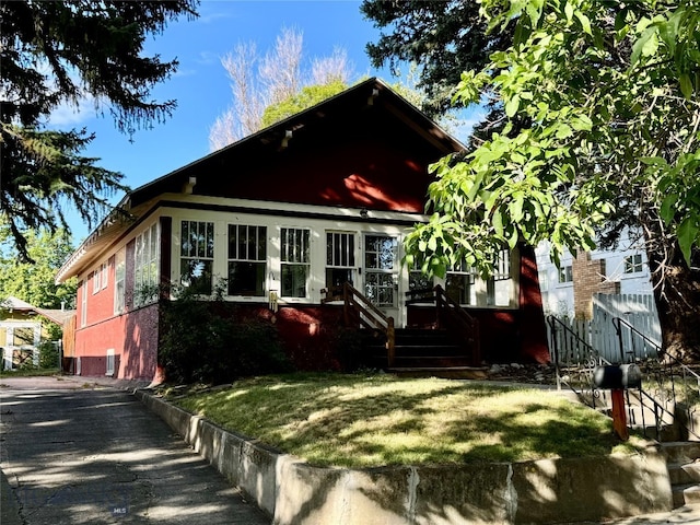 view of front of house featuring a front yard