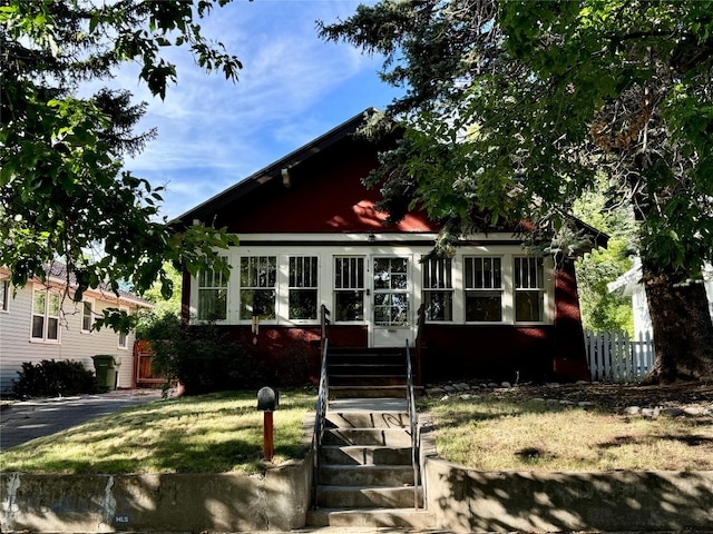 bungalow featuring a front lawn