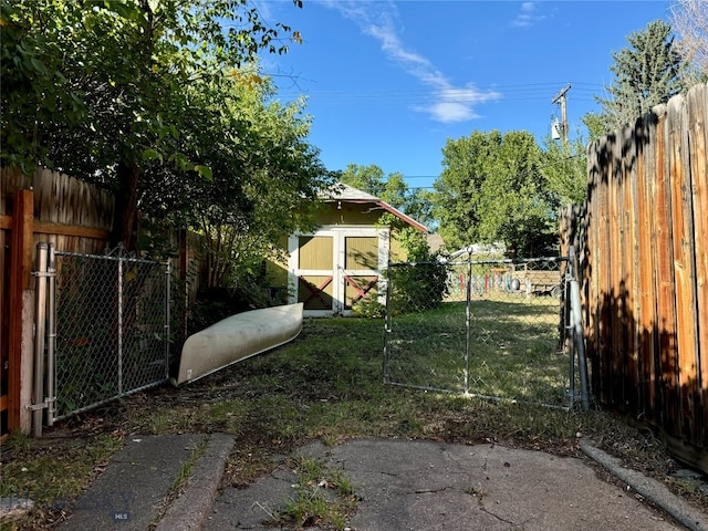 view of yard with a shed