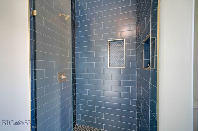 bathroom featuring tiled shower