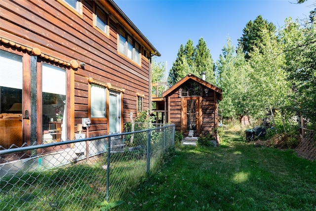 view of yard with a storage unit