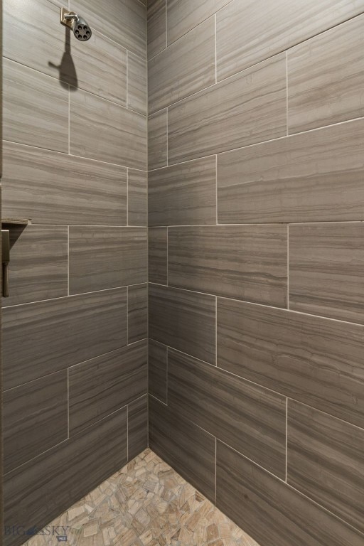 bathroom featuring a tile shower