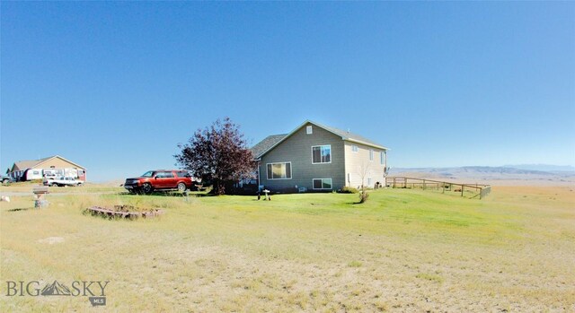 view of yard featuring a mountain view