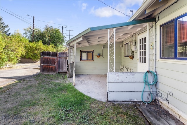 view of side of property featuring a lawn