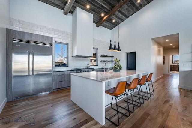 500 Stubbs Ln, Bozeman, MT 59718 - kitchen featuring stainless steel appliances, modern cabinets, dark wood-style floors, a large island, and a breakfast bar