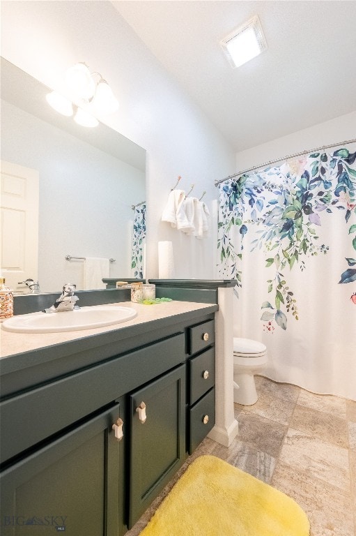 bathroom featuring a shower with curtain, vanity, and toilet