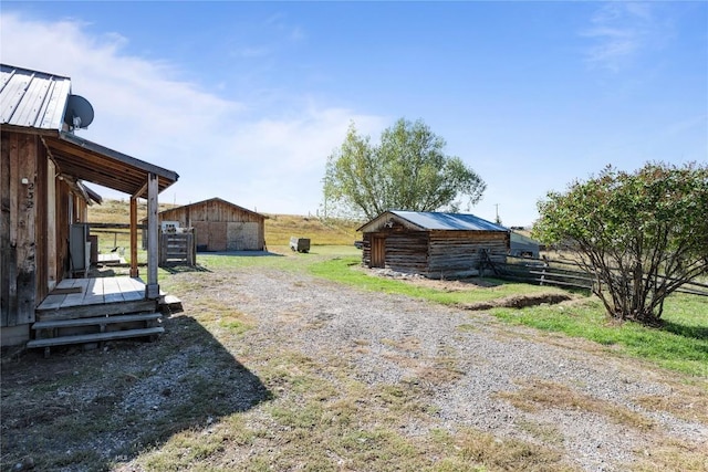 view of yard featuring an outdoor structure