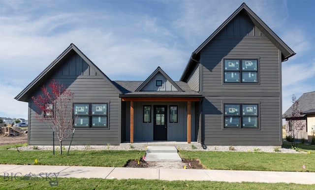 view of front of property featuring a porch and a front yard