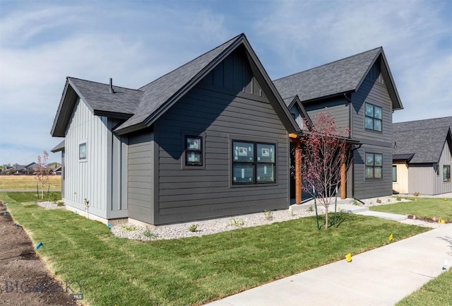 view of front of property featuring a front lawn