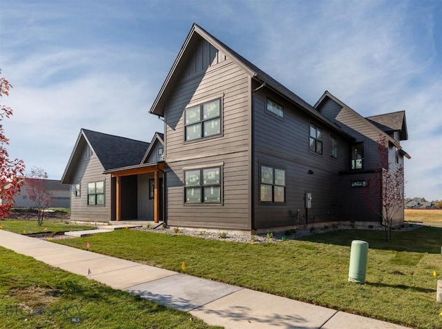 view of front facade featuring a front lawn