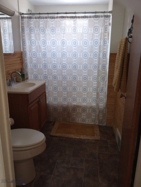 bathroom with a shower with shower curtain, vanity, and toilet