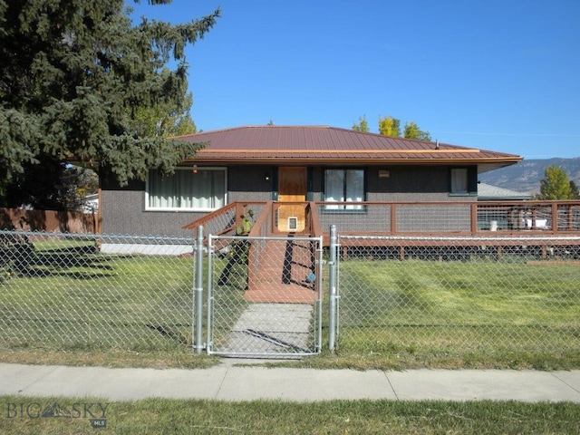 view of front facade featuring a front yard