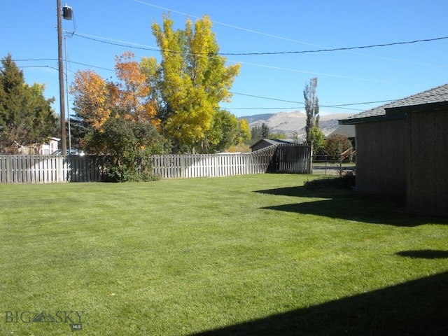 view of yard featuring a mountain view