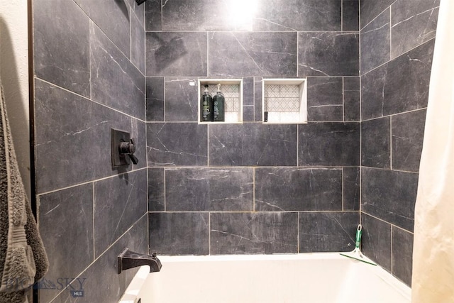 bathroom with tiled shower / bath combo