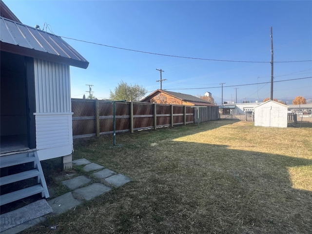 view of yard featuring a storage unit