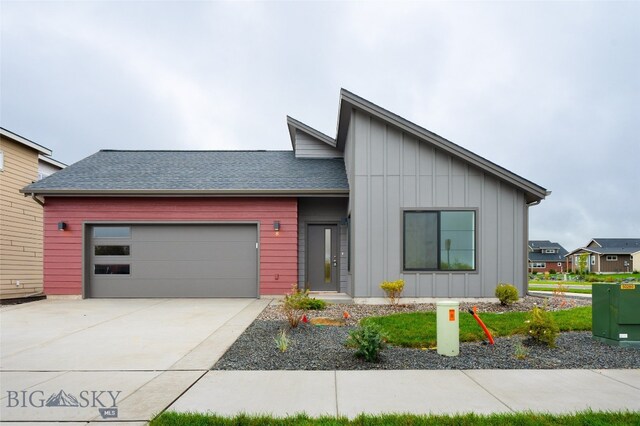 view of front facade with a garage