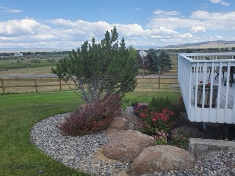 view of yard featuring a rural view