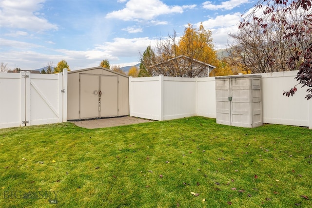 view of yard featuring a storage unit