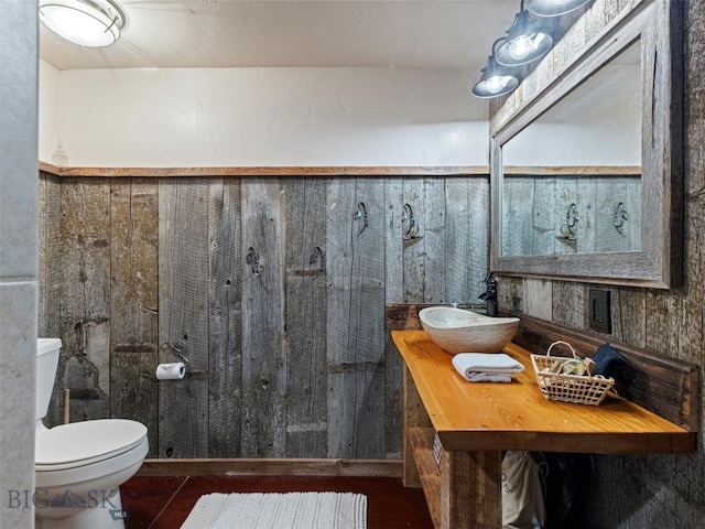 bathroom featuring vanity, toilet, tile patterned floors, and tiled shower