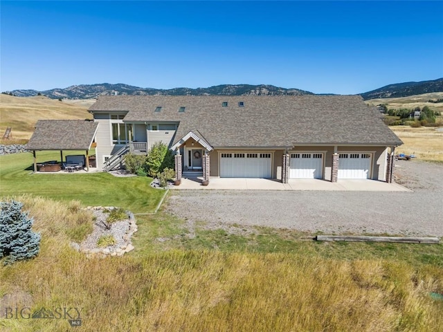 view of front facade featuring a mountain view and a front yard