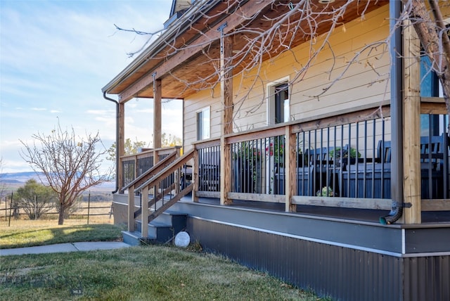 view of side of property featuring a lawn