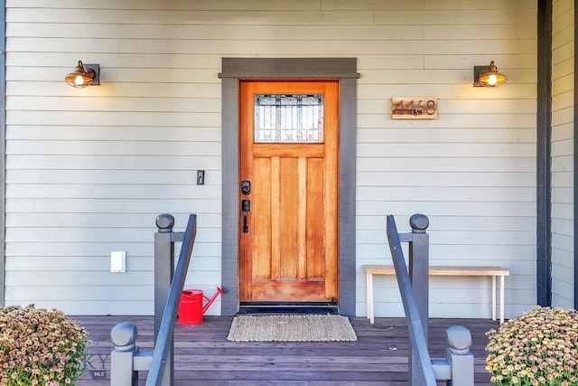 property entrance featuring a deck