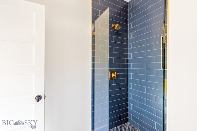 bathroom featuring tiled shower