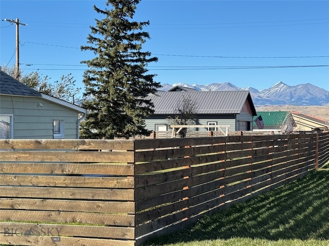 view of yard featuring a mountain view