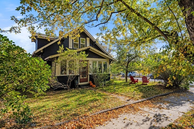 view of front of home with a front lawn